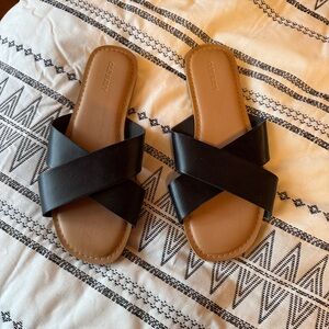 Old Navy Women's Black and Tan Cross Strap Sandals